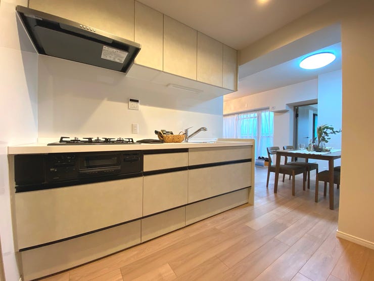 吊戸棚付きの収納豊富なシステムキッチン。食器棚を置いてもゆとりのある作業スペースを確保!