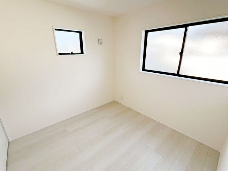 約4.5帖の北側洋室!!