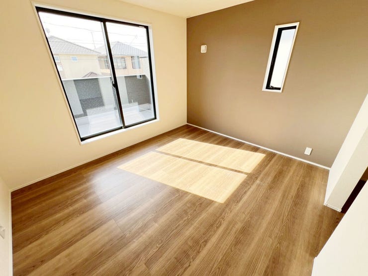 南側に面した洋室は通風・採光に優れた心地良い空間です(^^)