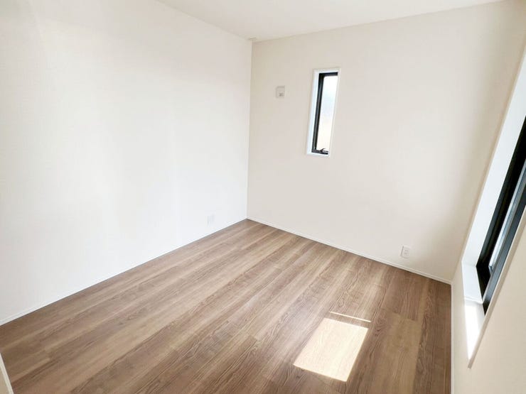 バルコニーに面した明るい洋室!