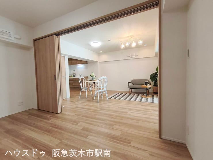 サービスルーム5.4帖、リビングの引き戸を開放