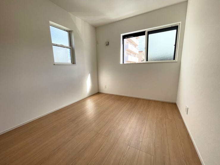 ◇洋室5.3帖◇
2面採光のお部屋は明るく風通しが良いです♪
収納もしっかり出来ますよ!