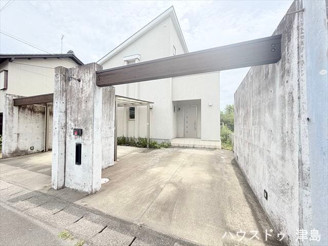 駐車3台可能。複合施設まで徒歩5分、お買い物に便利です。