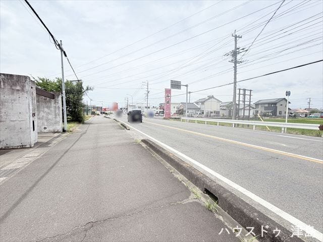 北側公道幅約17.0m。片側1車線道路、歩道付きです。名鉄バス「日光」停、徒歩約2分。名鉄津島駅、お車で約5分。