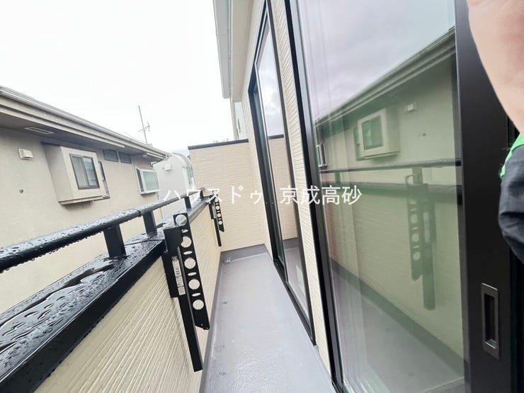 暖かい陽ざしが差込むバルコニー。晴れた日には洗濯物が良く乾きます。風通しも良好です。