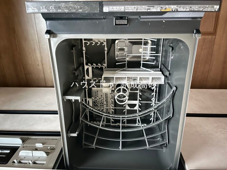 家事の時短に効果大の食洗器付き。高温でパワフルに洗い、温風乾燥します。手洗いよりも節水・節約が可能です。一度使うと手放せないですよ!