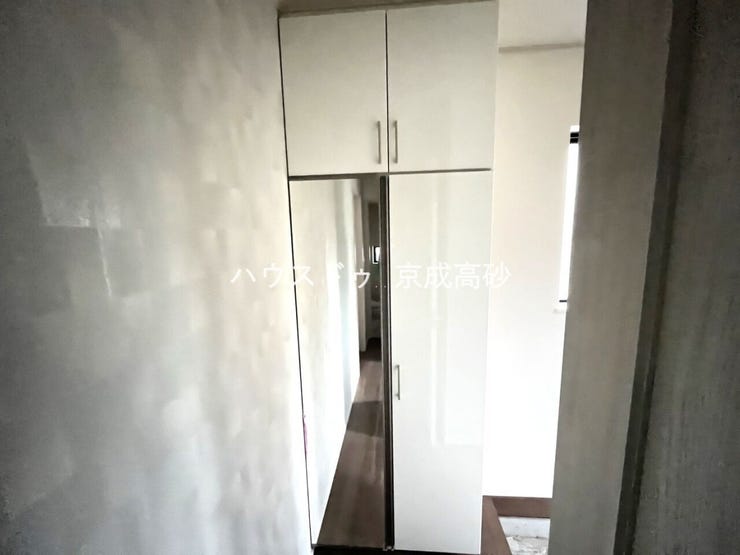 ミラー扉付きシューズボックスでお出かけ前の身だしなみチェック