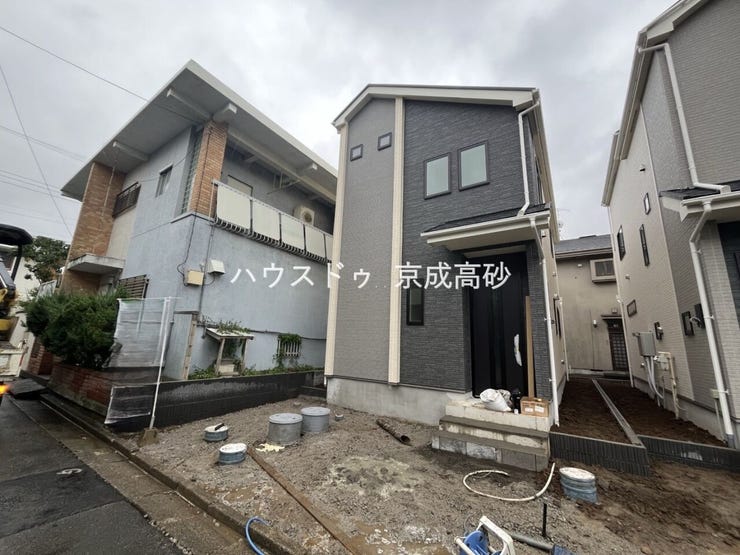 モダンで洗練されたデザイン。シンプルながらもスタイリッシュな印象を与え、周囲の環境とも調和しています。