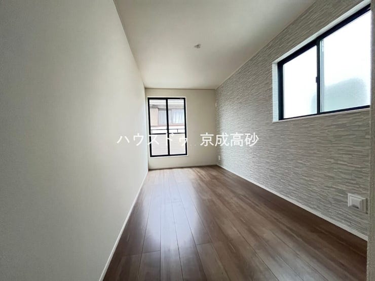 広々とした寝室。大き目のベッドも配置が可能です。部屋の一部にはアクセントクロスを採用しました。