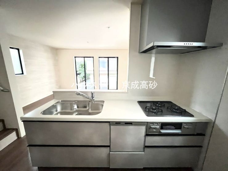 女性に人気の対面キッチン。お料理しながらご家族とのコミュニケーションが取れるのは対面だから出来ること。小さいお子様を見守りながらの家事は安心ですよね!