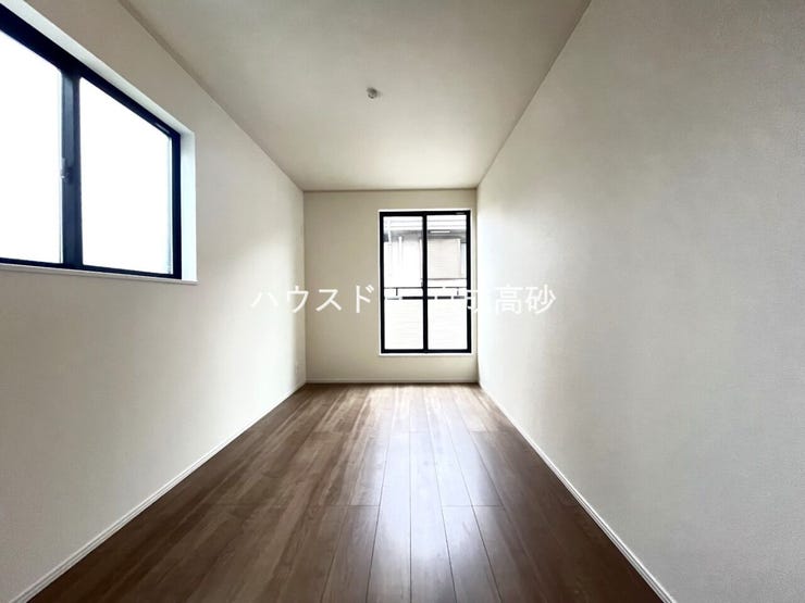 2面採光でとっても明るいお部屋です!
子供部屋としても良さそうです!
お日様の光がサンサンと入るお部屋は気持ちがいいですね!