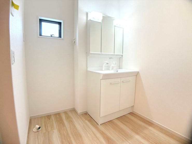 ◎洗面所:6-2号棟(2/14撮影)
玄関を入ってすぐに洗面があるので、うがい・手洗いの習慣がお子様たちに身に付く洗面台に!