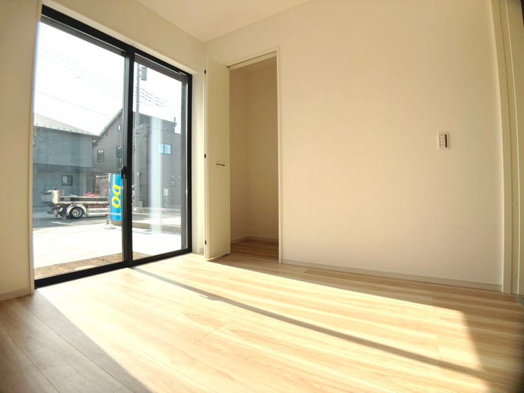 ◎1階洋室:6-2号棟(2/14撮影)
南側にある掃き出し窓から入る陽射しはとても暖かく、洗濯物も干したり、お子様のお昼寝スペースとしての利用も良いですね♪