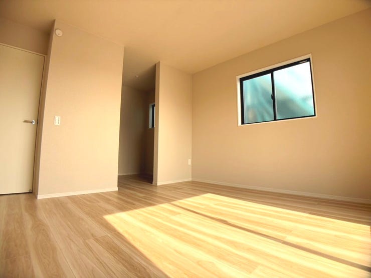 ◎WIC:6-2号棟(2/14撮影)
【全棟主寝室にWIC付♪】
枕棚などもない広々としたスペースは高さのあるワードローブなどの家具を置くことができるので、自分好みのスタイルを作れます!