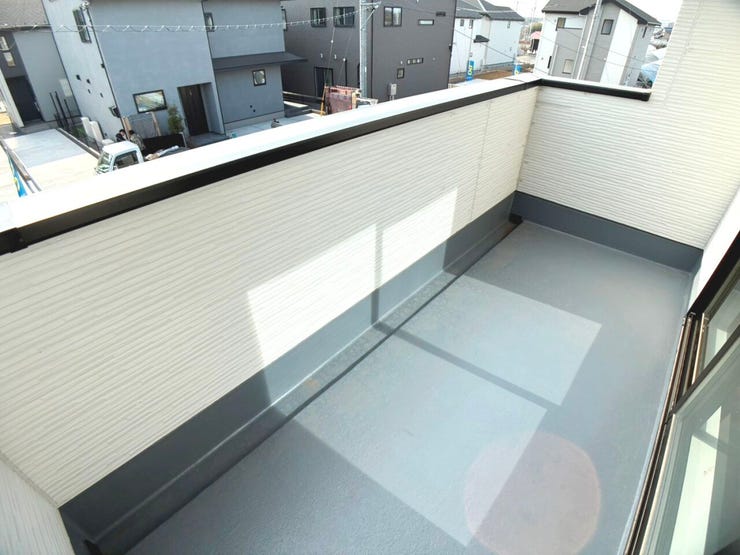 ◎バルコニー:6-2号棟(2/14撮影)
南向きで奥行のあるバルコニー!洗濯物もラクラク、たっぷり干せる十分なスペースです!