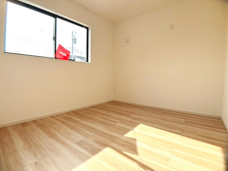 ◎洋室:6-2号棟(2/14撮影)
南向きであたたかな陽射しがたっぷり差し込む洋室!毎朝気持ち良く起きられそうですね。