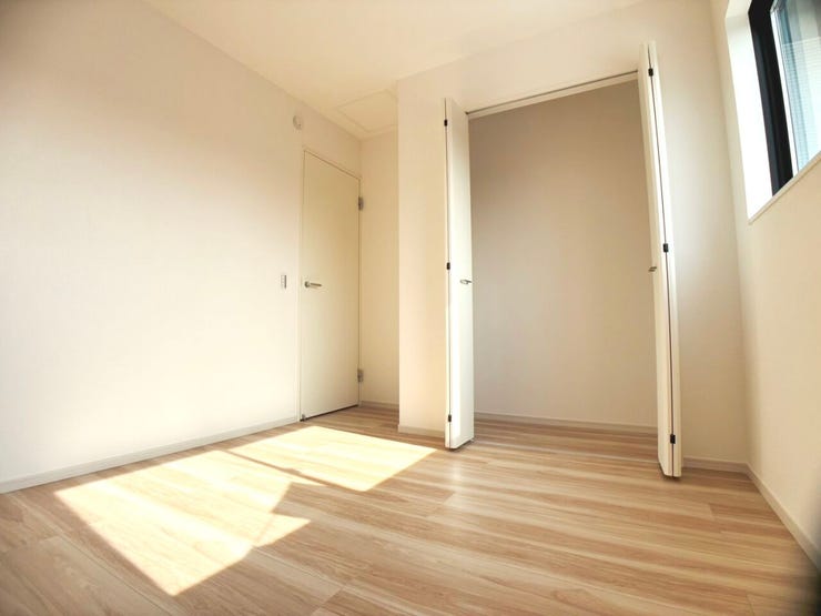 ◎収納:6-2号棟(2/14撮影)
収納扉は折戸扉になっているので、最小限のスペースで開閉が可能です◎