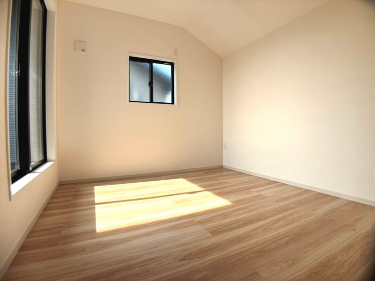 ◎洋室:6-2号棟(2/14撮影)
2面採光!窓を2つ設けた事で光が差し込む温かい空間になっています!