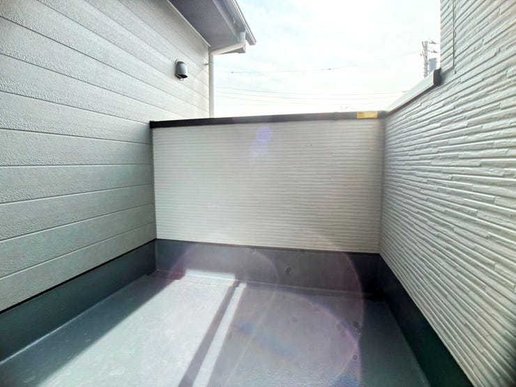 ◎バルコニー:6-2号棟(2/14撮影)
プライバシーを重視した洗濯物の干し分けができるダブルバルコニー!