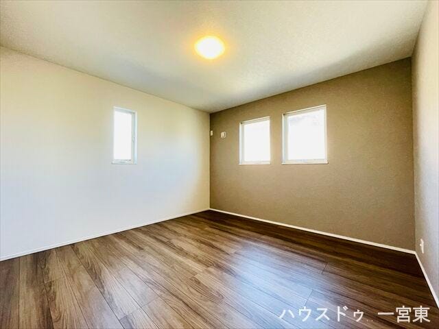 ≪2階8帖≫北側の洋室は、自然光が穏やかに差し込み、落ち着いた雰囲気の中でゆっくりとくつろげる静かな空間です。