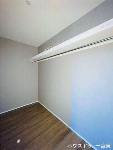 ≪2階8帖洋室 北側部分≫毎日の身支度が楽しくなる、大容量のWIC付きでお部屋もすっきり。扉を設けていないので、物の出し入れもサッと行えますね。