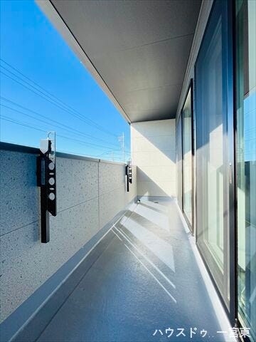 急な雨でも洗濯物が濡れにくいインナーバルコニー。観葉植物などを置いて癒しのリラックス空間にするのも素敵ですね。