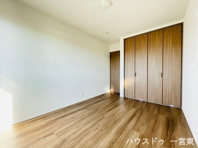 ≪2階東側6.2帖≫陽光がたっぷり差し込む、明るく心地よい南向きの洋室です。観葉植物やインテリアも映える、明るさが魅力です。