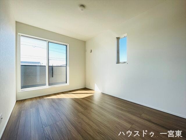 ≪2階西側6.2帖≫南側の洋室は、日差しがたっぷりと降り注ぎ、明るく開放的な空間で、朝の光を感じながら爽やかなスタートが切れる場所です。