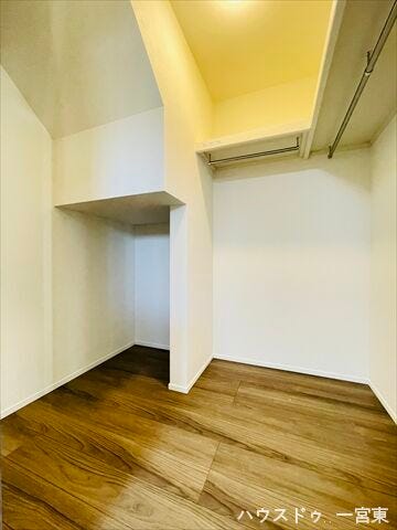 ≪ファミリークローゼット≫ご家族共有のクローゼットとして、散らかりがちなアイテムの整理整頓も一箇所で簡潔します。家事効率もあがります。