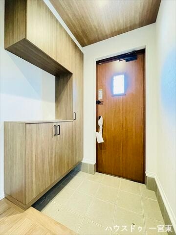 いつも気持ちよくご家族を迎えられる玄関収納付き。玄関扉に小窓がついているので、室内に明るい陽射しを届けてくれます。