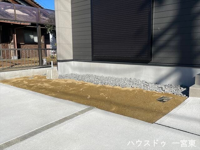 遊具などを置いてお子様と一緒に楽しめるお庭になりそうですね。テーブルや椅子を置くこともできるので、家族でバーベキューなども◎