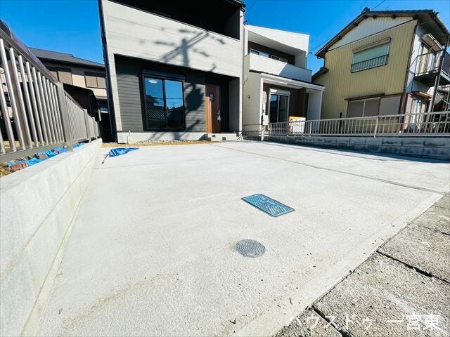 普通車2台並列駐車が可能です。車を入れ替える手間が省けるため、スムーズに出し入れすることができます。