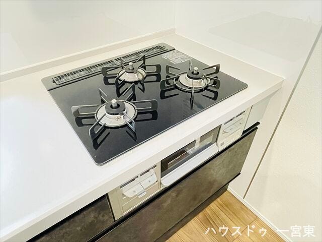 ≪コンロ≫忙しい時でも効率よく調理が可能。家族みんなで楽しむ食事準備がスムーズにでき、毎日の料理がさらに楽しくなります。