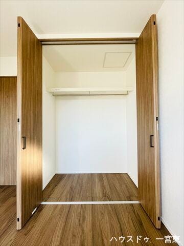 ≪2階東側6.2帖≫収納スペースも広々完備♪ハンガーパイプや枕棚があらかじめついているので、サッと片づける事が出来ます!