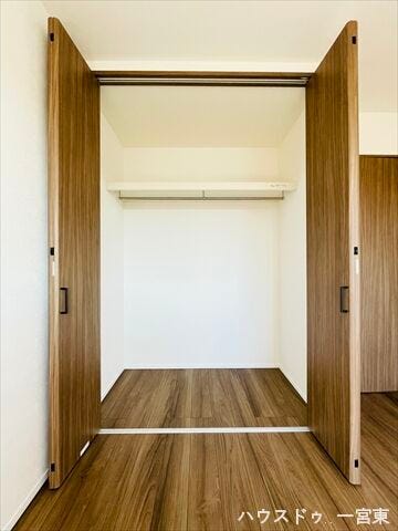 ≪2階西側6.2帖≫新たに家具を買わなくても良いので、ハンガーパイプ付きのクローゼットは嬉しいですね。お部屋をスッキリ片づけられます◎