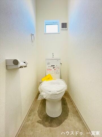 ≪2階≫白を基調としたシンプルな壁紙のトイレです。小窓の手前には芳香剤を置いたり小物を置くことができますね。