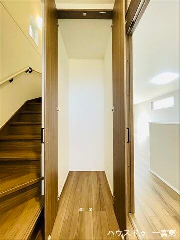 ≪1階廊下パントリー≫あると便利なパントリーが付いています♪食品や生活用品のストックもスマートに保管しておくことが出来ます。