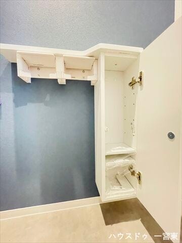 ≪1階トイレ≫収納棚付きのトイレです。トイレットペーパーのストックも置いておけますね。