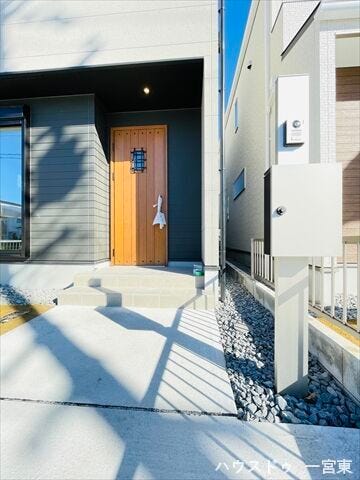 ≪外玄関≫木目調の玄関ドアがアクセントとなった、シンプルで洗練された外玄関。住まいの第一印象を大切にしたデザインです。