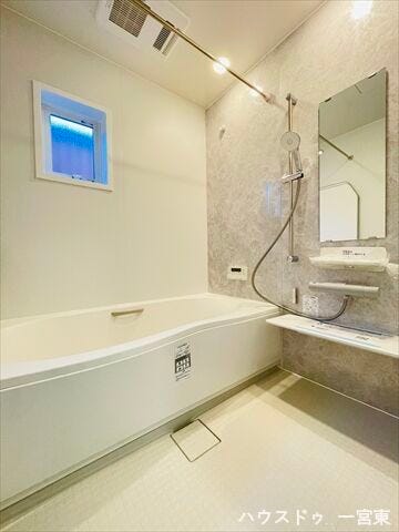 一面だけグレーの壁紙をあしらった浴室は落ち着いた雰囲気で、毎日のバスタイムをリラックスして過ごせます♪