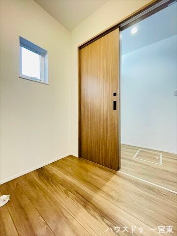 毎日お使いになる洗面所は、明るく清潔感のあるスペースです。慌ただしい朝も大丈夫。ゆとりの空間になっています。