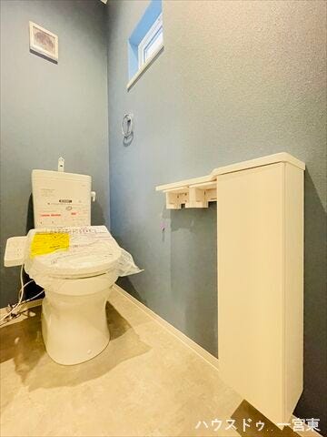 ≪1階≫小物を飾れる棚が付いたお手洗い♪ペーパーホルダーが2つあるのも嬉しいポイントですね♪