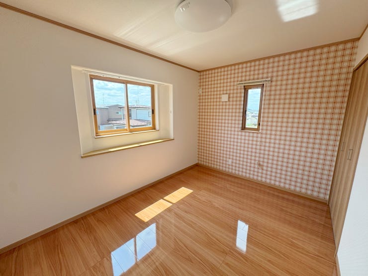 室内(2025年8月)撮影
◎本日案内可能◎
明るく風通し良好な2階洋室♪全室に収納付きで、お部屋を広々お使いいただけます!