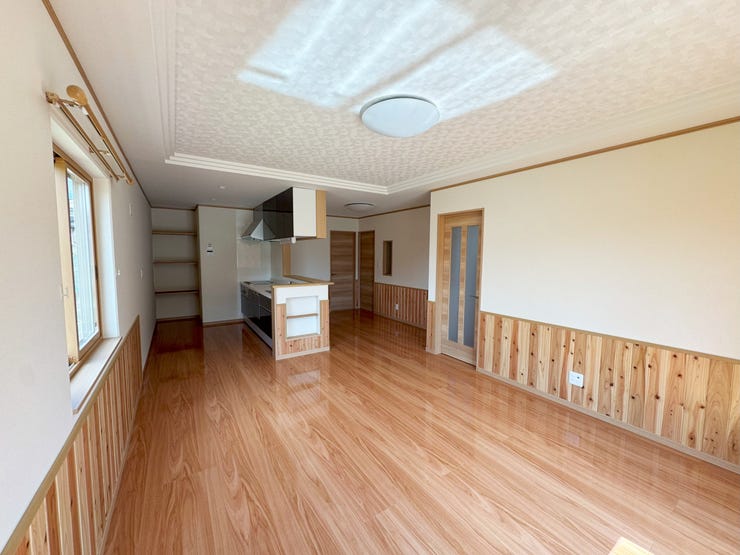 室内(2025年8月)撮影
◎本日案内可能◎
広々17.9帖のリビングは大きな窓から太陽の光が差し込み、あたたかい日だまり空間♪