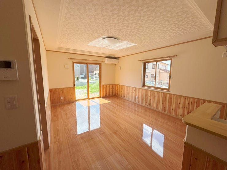 室内(2025年8月)撮影
◎本日案内可能◎
2面採光のリビングは日の光を取り入れてリビング全体を明るく照らしてくれます♪