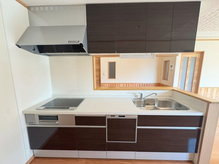 室内(2025年8月)撮影
◎本日案内可能◎
食洗機付きのキッチン台には大容量の収納も備えられております◎