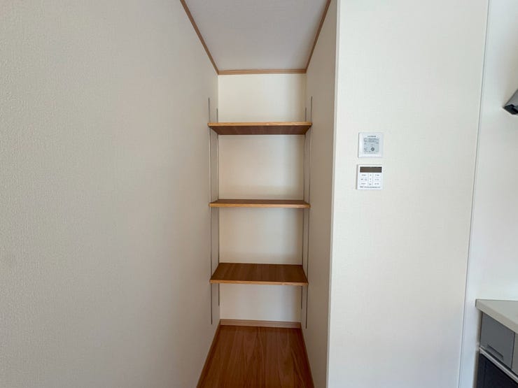 室内(2025年8月)撮影
◎本日案内可能◎
食品や日用品をスッキリ収納できるパントリー。オープンになっているので、出し入れが楽ですね◎