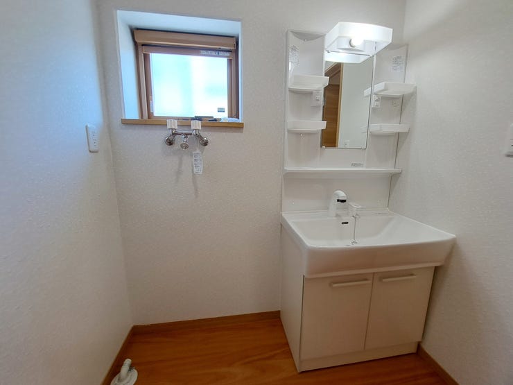 室内(2025年9月)撮影
◎本日案内可能◎
洗面台には収納スペースがございますので、スキンケアグッズの収納も可能です◎