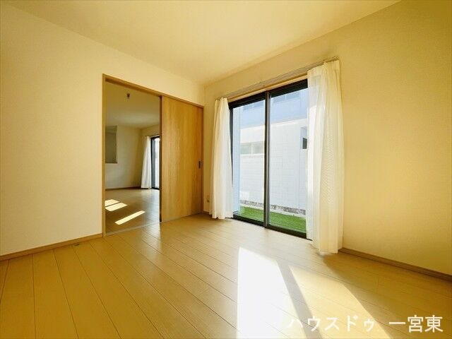 ≪1階5.2帖≫
リビングに隣接しており、引き戸を開けて開放的に使うこともできます。客間やお子さまの遊び場としても活躍しそうです。