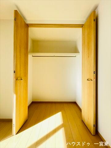 ≪1階5.2帖洋室≫
ハンガーポール・枕棚付き。枕棚には鞄や帽子などの小物も整頓して置けますね。